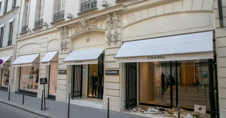 (ВИДЕО) ОБИД ЗА ГРАБЕЖ ВО „ШАНЕЛ“ ВО ПАРИЗ: Крадците со шлемови и полициски ленти се обидоа да ги измамат вработените