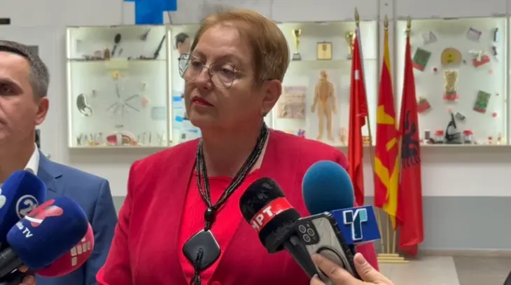 УЧЕБНИЦИТЕ СЕ РЕШЕН ПРОБЛЕМ: Јаневска вели дека следната година нема да има „прогледување низ прсти“