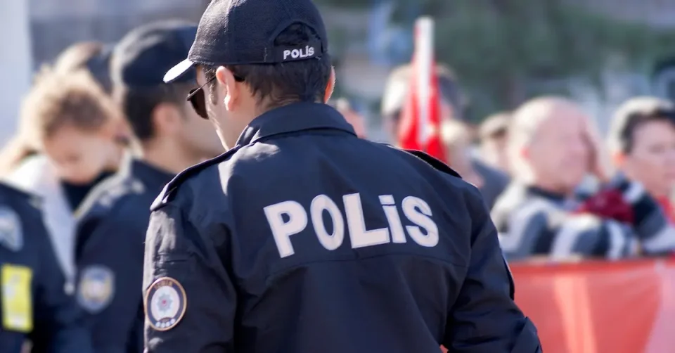 (ВИДЕО) ДИРЕКТОР ТУРНА УЧЕНИК СО ПОСЕБНИ ПОТРЕБИ: Видеата од безбедносните камери предизвикаа шок во Турција