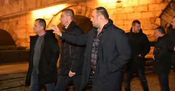 СКОПЈЕ КОНЕЧНО ЛИЧИ НА МЕТРОПОЛА: Ѓорѓиевски и Мицкоски во вечерна обиколка низ градот