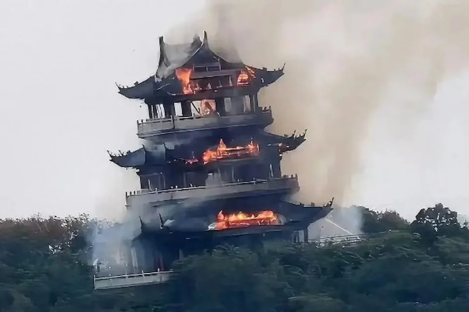 (ВИДЕО) ТУРИСТ ЗАПАЛИЛ ХРАМ: Павилјонот Венчанг во Кина урнат од огнената стихија