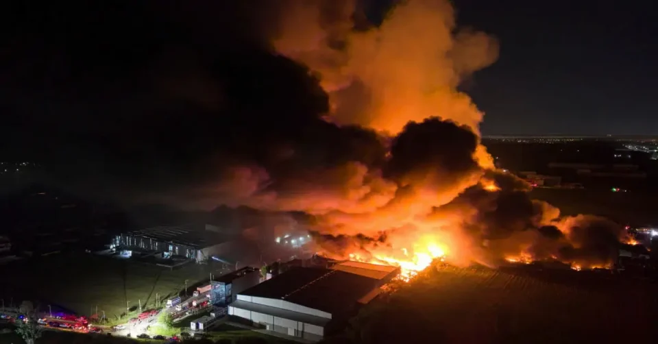(ВИДЕО) ПОЖАР И ЕКСПЛОЗИИ ВО ИНДУСТРИСКИ ПАРК: Повеќе од 20 лица повредени во Буенос Аирес