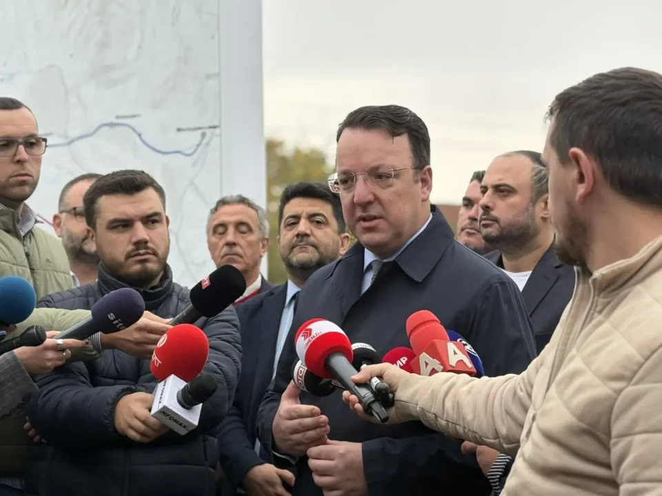 ПРВПАТ ПО ШЕСТ ДЕЦЕНИИ СЕ ОБНОВУВА ИНФРАСТРУКТУРАТА: Николоски на увид на два значајни железнички проекти