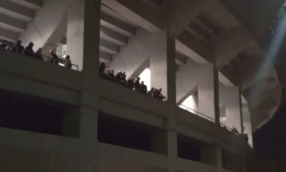 (ВИДЕО) ЛЕТАА КАМЕЊА: Инцидент меѓу фановите на Шкендија и полските ултраси на градскиот стадион