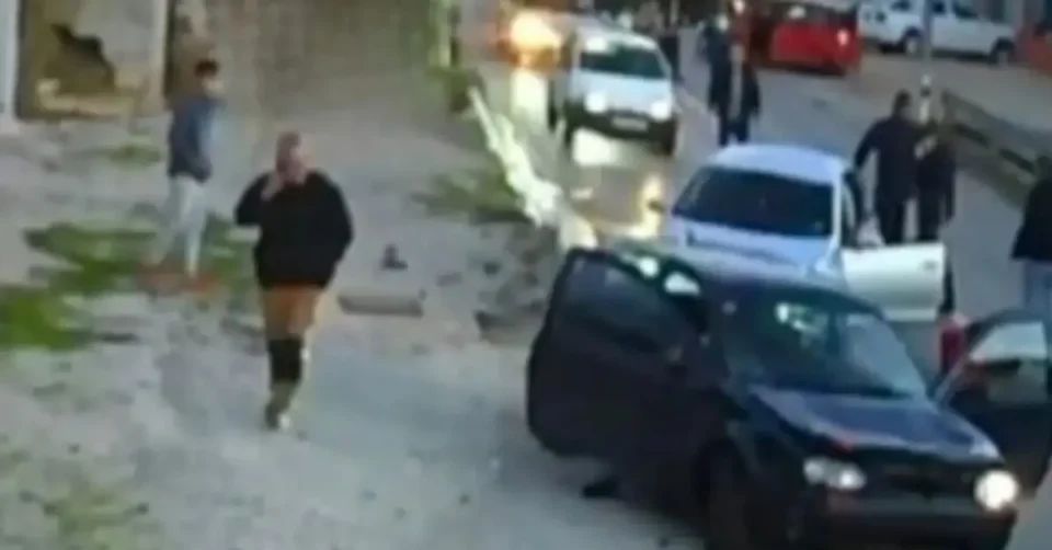 (ВИДЕО) ПО СУДИР, ТРГНА ДА ГАЗИ ПЕШАЦИ: Драма во близина на Велика Кладуша заврши со физичка пресметка