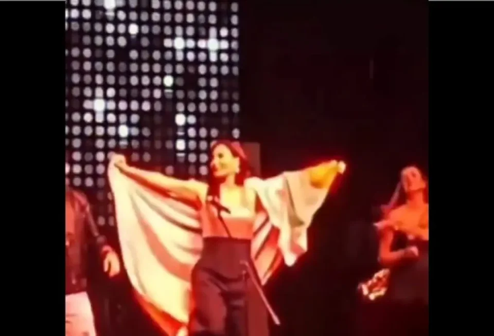 (ВИДЕО) СКАНДАЛ ВО ВЕЛЕС: Цеца развеа бугарско знаме, публиката со свирежи го прекина концертот