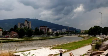 Времето денеска ќе биде променливо облачно со услови за слаби врнежи од дожд и снег во крајните западни делови, каде ќе дув