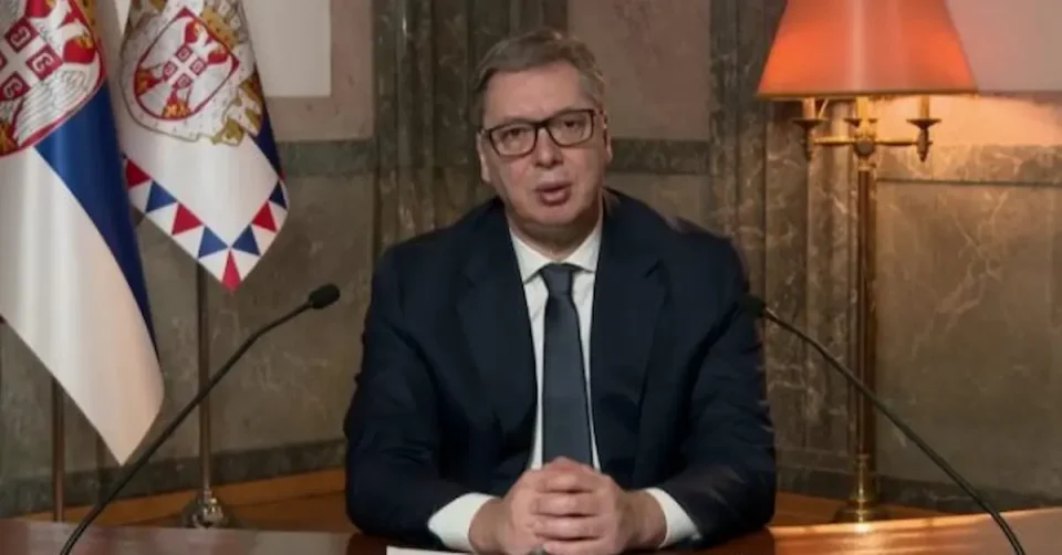 ГО РАЗБИРАМ ГНЕВОТ, ОСОБЕНО НА СЕМЕЈСТВАТА НА ЖРТВИТЕ: Вучиќ повика на мир и дијалог на една година од трагедијата во Нови Сад