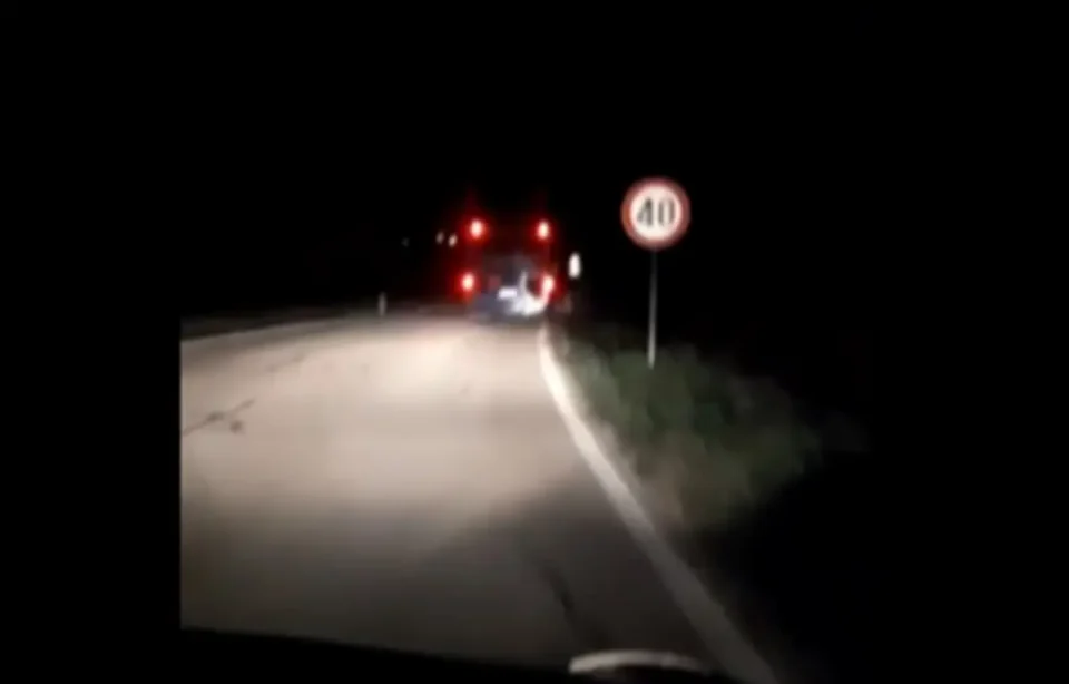 (ВИДЕО) ДЕЦА УКРАЛЕ АВТОБУС ВО ХРВАТСКА: Мавале во сообраќајни знаци, столбови и возеле без светла, полицијата ги фатила пред да избегаат на траект!