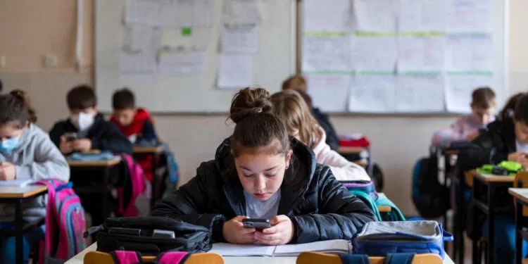 НОВИ ПРАВИЛА ЗА ДЕЦАТА ВО ДАНСКА: Без Facebook, TikTok и Instagram пред 15 години