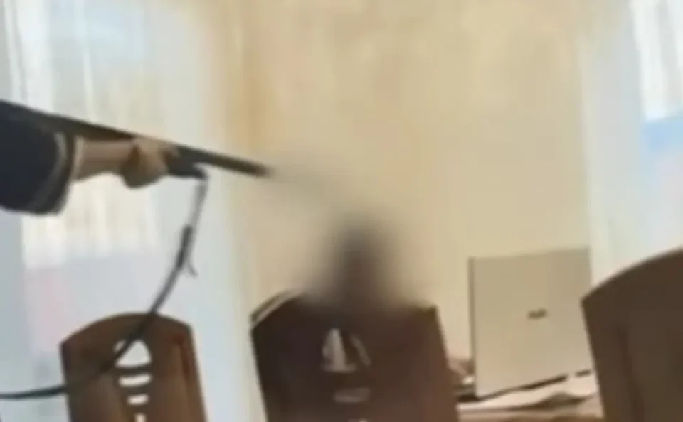 (ВИДЕО) ДЕВОЈЧЕ ВПЕРИ ПУШКА ВО СВОЈОТ БРАТ: Снимката предизвика брза полициска интервенција