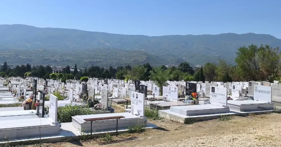 ЛАЖЕН ПОП НА ГРОБИШТАТА ВО ЃОРЧЕ: Полицијата го легитимирала мажот што „пеел“ за покојници на Задушница