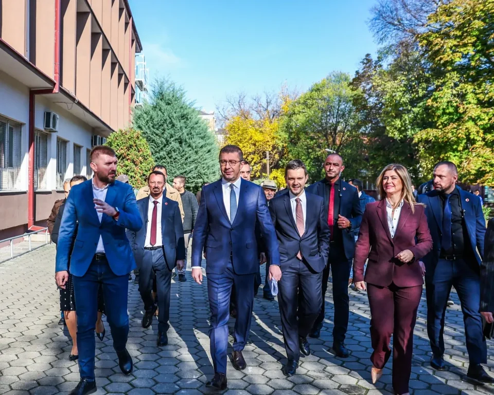 (ФОТОГАЛЕРИЈА) Мицкоски, Муцунски и Митески на почетокот на изградбата на нова спортска сала во ООУ „Блаже Конески“ во Аеродром