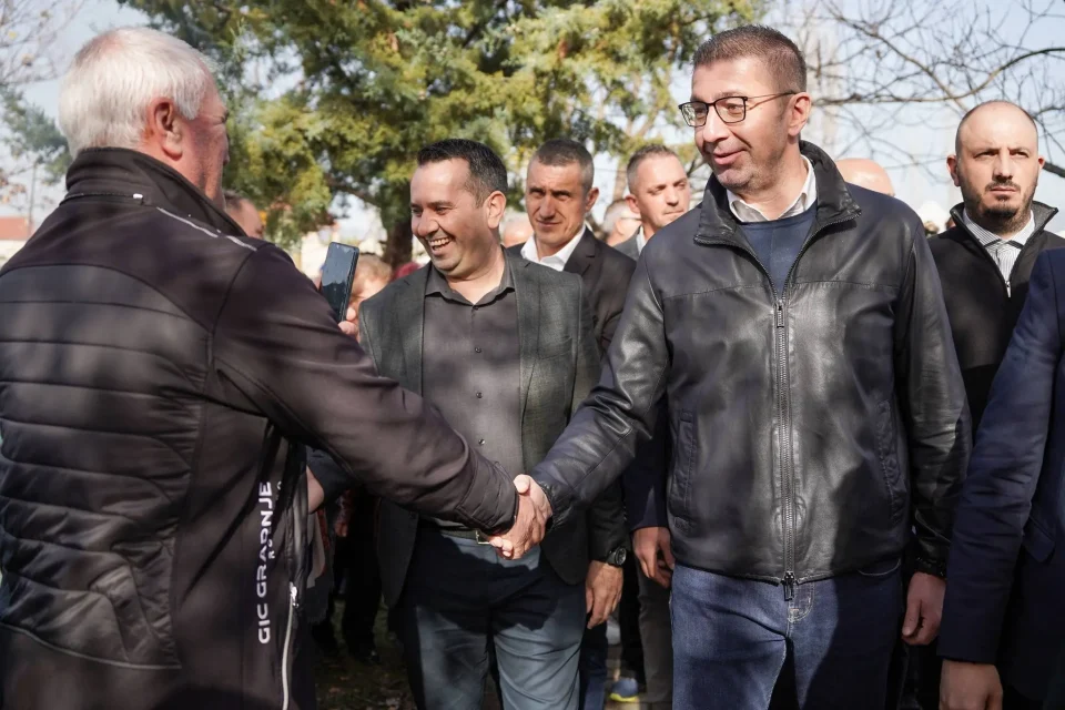 „СО ГОРДОСТ СЕ НЕГУВА ТРАДИЦИЈАТА“: Мицкоски меѓу земјоделците на Празијадата во Градошорци