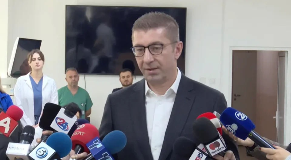 Премиерот Мицкоски задоволен од одзивот на студентите за ваучер за електронски уред