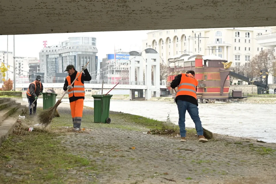 (ФОТОГАЛЕРИЈА) ПРОДОЛЖУВА ТЕМЕЛНОТО ЧИСТЕЊЕ НА КЕЈОТ НА РЕКАТА ВАРДАР: Ѓорѓиевски најави дека ќе прерасне во трајна практика
