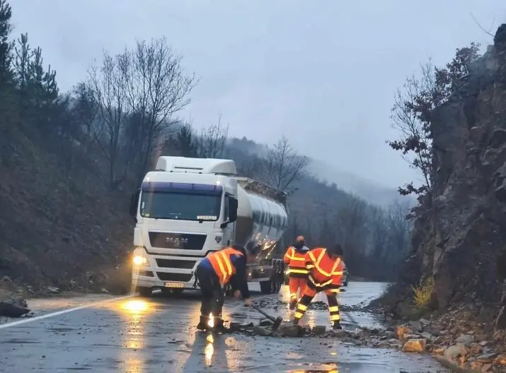 ОДРОНИ НА ПАТОТ ДЕЛЧЕВО – МАКЕДОНСКА КАМЕНИЦА: Екипите на терен непрекинато интервенираат