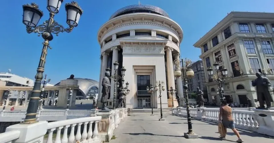 РАЗБОЈНИШТВО ВО СКОПСКИ МОТЕЛ: Четворица осомничени физички нападнале човек и украле 200.000 денари