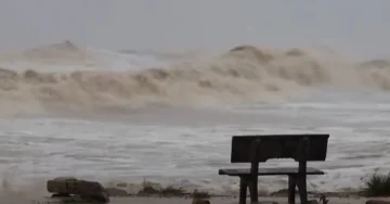 ПОПЛАВИ СО КАТАТРОФАЛНИ ПОСЛЕДИЦИ ВО ВИЕТНАМ: Загинале најмалку 90 лица, илјадници домови под вода
