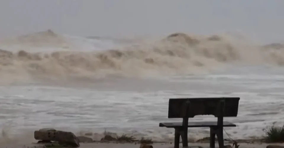 ПОПЛАВИ СО КАТАСТРОФАЛНИ ПОСЛЕДИЦИ ВО ВИЕТНАМ: Загинале најмалку 90 лица, илјадници домови под вода