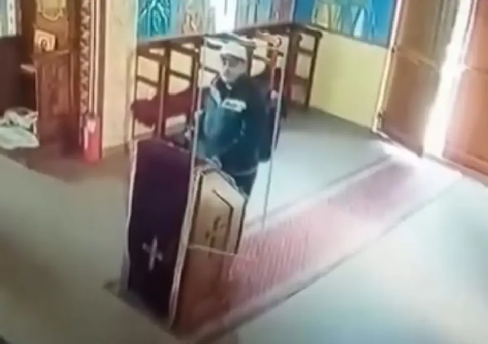 (ВИДЕО) КРАЖБА ВО ЦРКВА: Маж без брзање ги собра сите пари од црквата „Свети Никола“ во Катланово