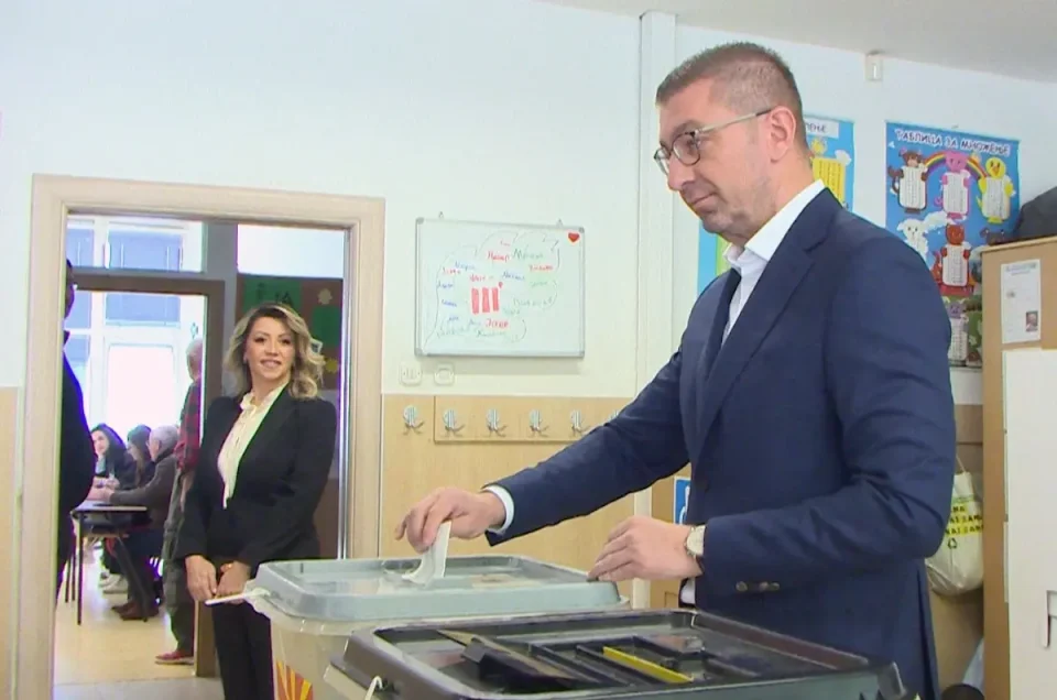 ДЕН КОГА НАРОДОТ ЗБОРУВА: Го исполнивме нашето демократско право, обврската што секој граѓанин ја носи со себе како дел од оваа татковина, вели Мицкоски