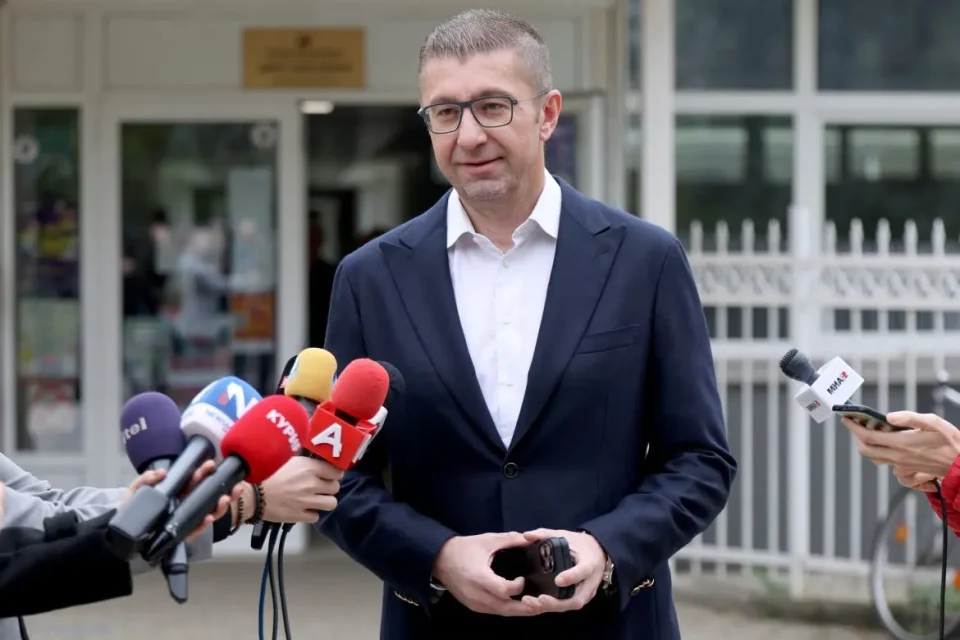 МИЦКОСКИ ОДГОВОРИ ЗА НЕГОВИОТ СИН: Антониј примаше инфузии по труењето, но не е точно дека бил хоспитализиран во тешка состојба