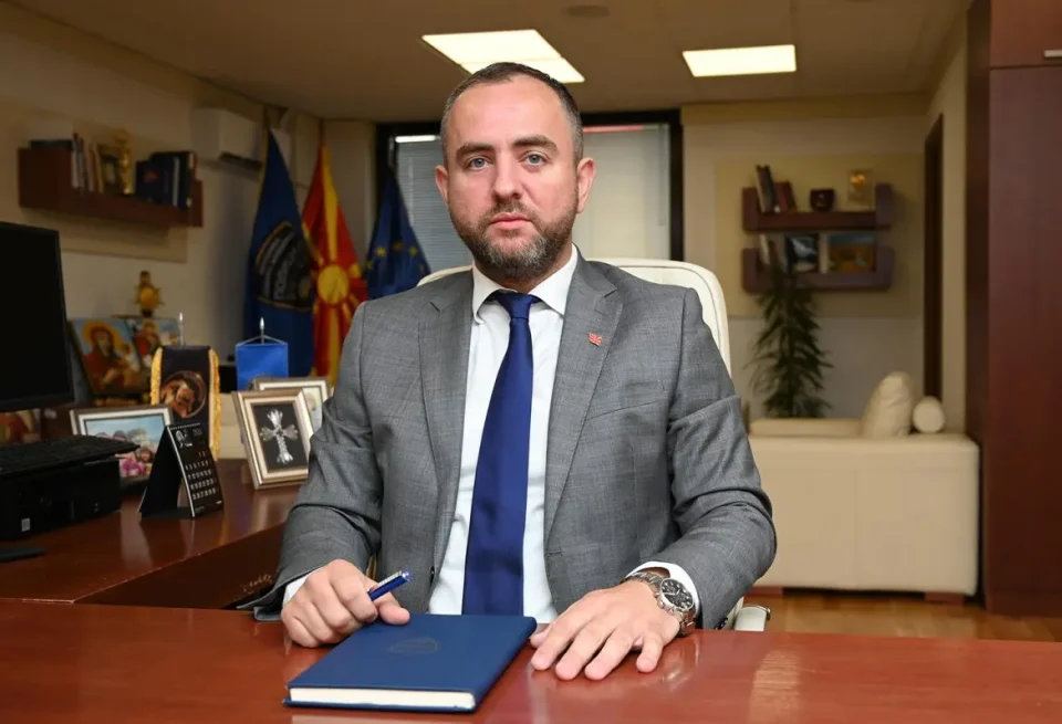 Министерот Тошковски успешно опериран на скопските клиники