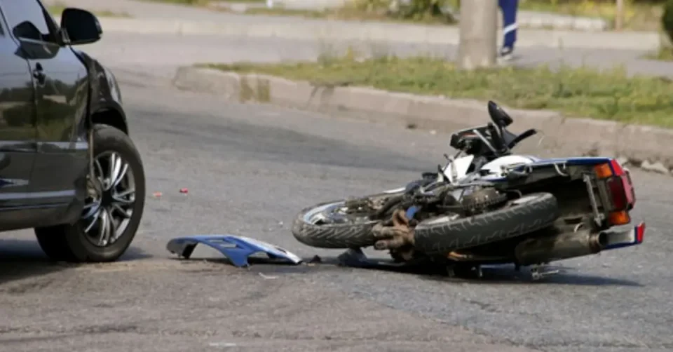 МОТОЦИКЛИСТ ИЗЛЕТАЛ ОД ПАТОТ: 21-годишник загина во сообраќајна несреќа во Куманово