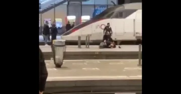 (ВИДЕО) ПУКАЊЕ НА ЖЕЛЕЗНИЧКА СТАНИЦА: Едно лице повредено - патниците евакуирани во центарот на Париз