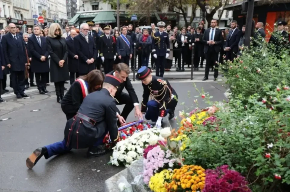 Франција им оддава почит на жртвите од нападите во Париз на 13 ноември 2015 година