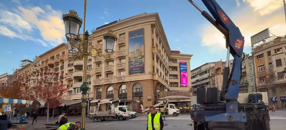 (ВИДЕО) ВИ ГО ДАДОВ МОЈОТ ЗБОР: Се чисти кејот на реката Вардар и се поставуваат украсни канделабри на плоштадот „Македонија“, вели Ѓорѓиевски