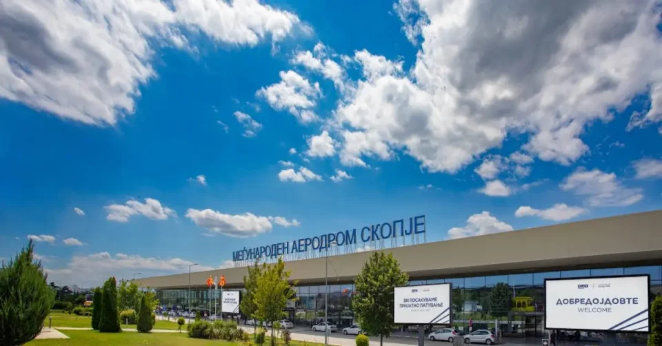 ДВА АВИОНИ ПРЕНАСОЧЕНИ КОН ПРИШТИНА: Силниот јужен ветер во Скопје предизвика кружење и доцнења на летовите