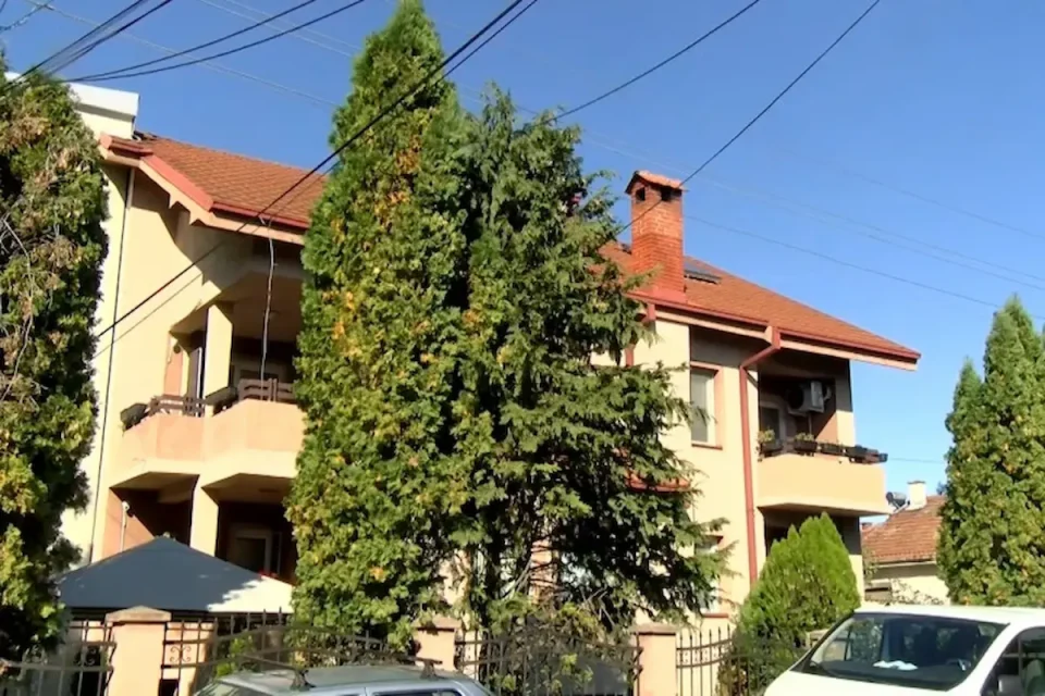 ИСТРАГАТА ЗА УЖАСОТ ВО ДОМОВИТЕ ЗА СТАРИ ЛИЦА: Хранети со храна со поминат рок, заклучувани во соби и додавана терапија од рака – сопственичката и директорката остануваат во притвор