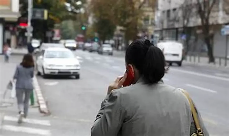 ЗАВРШИ ПЕРИОДОТ НА ОПОМЕНИ: Наскоро ќе почнат казни за преминување пешачки со електронски уред во рака