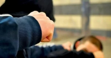 СКОПЈАНЕЦ ФИЗИЧКИ НАПАДНАТ НА АВТОБУСКА ПОСТОЈКА: Напаѓачот користел тврд предмет