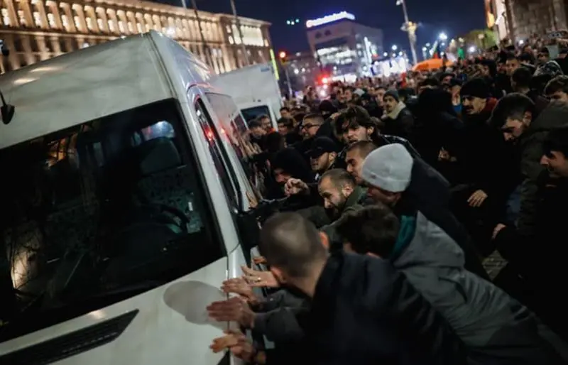 (ВИДЕО) ЕСКАЛИРАШЕ ПРОТЕСТОТ ВО СОФИЈА: 20.000 Бугари излегоа против наглото зголемување на даноците