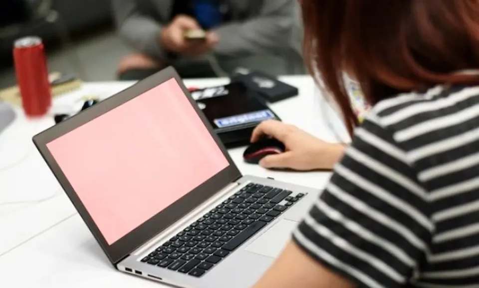 Мицкоски: 27.000 студенти веќе подигнале ваучери за електронски уреди