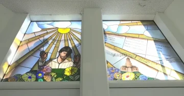 НОВ ВИТРАЖ ВО ЧЕСТ НА ТОШЕ ПРОЕСКИ: „Полско цвеќе“ оживеа на спомен-обележјето во Крушево