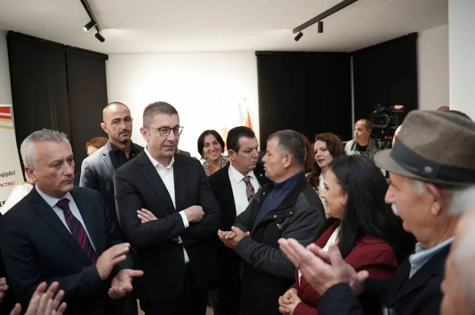 КАДЕ И ДА СЕ, МАКЕДОНИЈА Е НИВНА ТАТКОВИНА: Мицкоски во Тирана на отворање на новите канцеларии на Македонското здружение “ВМРО-ДПМНЕ Албанија”