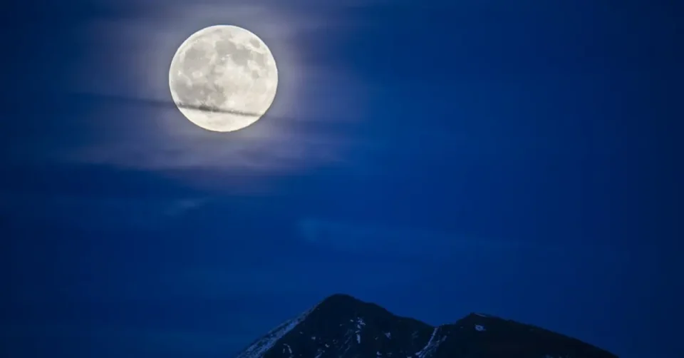 СУПЕРМЕСЕЧИНА ВЕЧЕРВА ВО БЛИЗНАЦИ: Енергетски пресврт што носи силни чувствa и важни одлуки