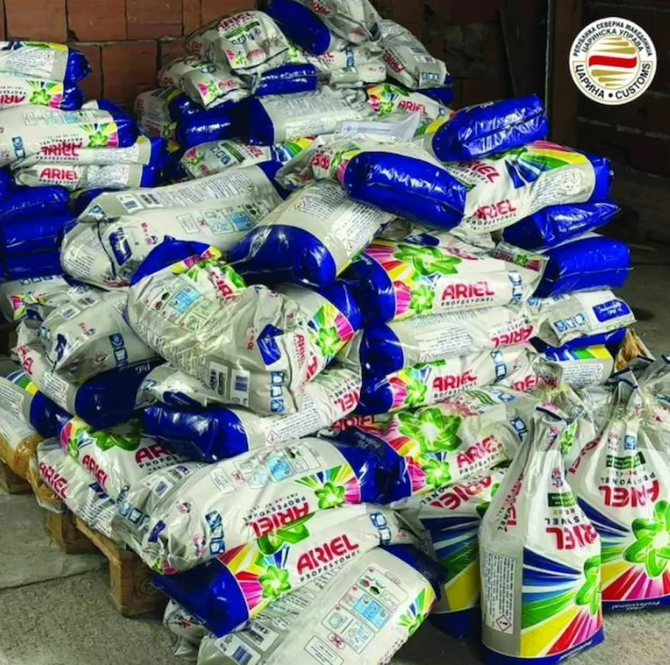 СПРЕЧЕН ШВЕРЦ НА ФАЛСИФИКУВАН ПРАШОК ЗА ПЕРЕЊЕ: Царинската управа ги заштити граѓаните од штетен производ