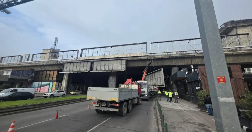 (ВИДЕО) Ивановски: Отстранет и првиот билборд од Железничката станица Скопје