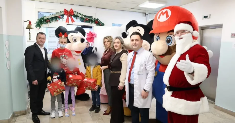 (ФОТО) ПОДДРШКА ЗА НАЈМАЛИТЕ ПАЦИЕНТИ: Сопругата на Мицкоски со новогодишни подароци на Клиниката за детски болести