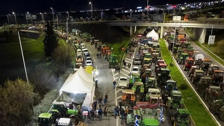 ГРЧКИТЕ ЗЕМЈОДЕЛЦИ НЕ СЕ ОТКАЖУВААТ: Граничниот премин Евзони и денеска блокиран