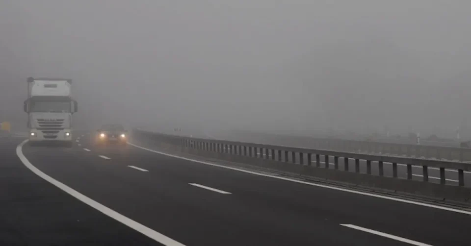 МАГЛА НА ПАТИШТАТА: Намалена видливост на планинските превои Ѓавато, Плетвар, Стража и Крушево