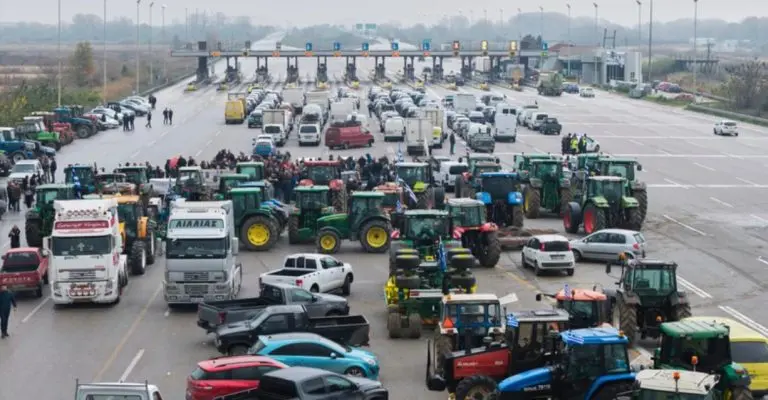 ЦЕЛОСНА БЛОКАДА НА ЕВЗОНИ: Грчките земјоделци повторно ја затворија границата