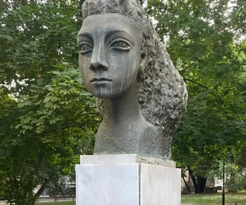 УКРАДЕНА БРОНЗЕНАТА БИСТА НА НАРОДЕН ХЕРОЈ: Непознати лица ја украле бистата на Вера Јоциќ во центарот на Скопје