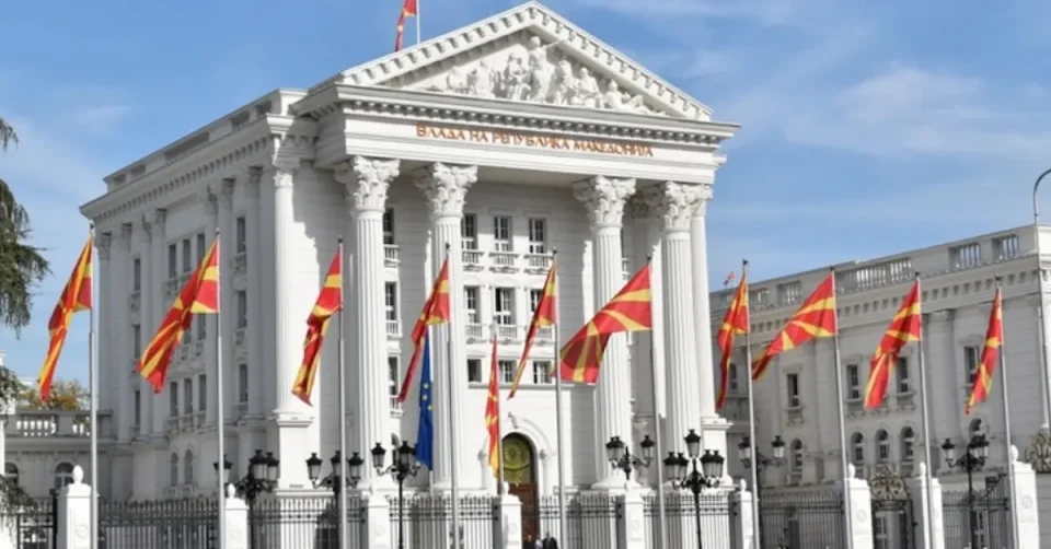 ВЛАДАТА ОСТАНУВА ПОСВЕТЕНА НА ПОДОБРУВАЊЕ НА ЖИВОТОТ НА ГРАЃАНИТЕ: Мицкоски не планира предвремени избори и најавува реформи и економски мерки