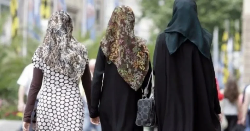 ЗАБРАНА ЗА НОСЕЊЕ ШАМИИ ВО УЧИЛИШТАТА: Австрискиот парламент усвои нов закон за девојчиња под 14 години